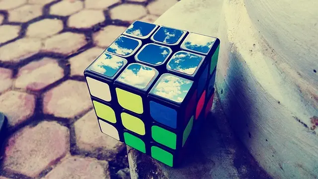 Comment apprendre à résoudre le Rubik's Cube en 5 étapes simples