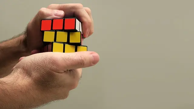 Comment apprendre à résoudre le Rubik's Cube en 5 étapes simples