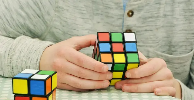 Comment apprendre à résoudre le Rubik's Cube facilement