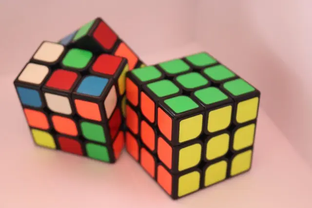 Comment apprendre le Rubik's Cube efficacement : Guide complet
