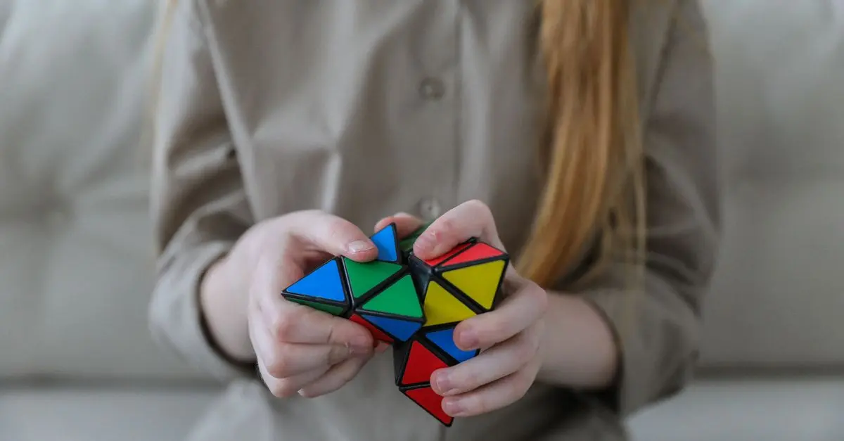 Mémoriser les algorithmes du Rubik's Cube facilement