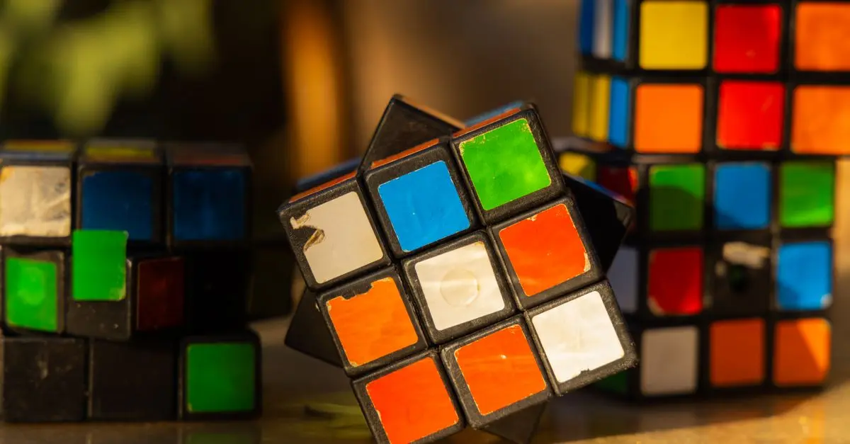Comment apprendre à résoudre le Rubik's Cube en 5 étapes faciles