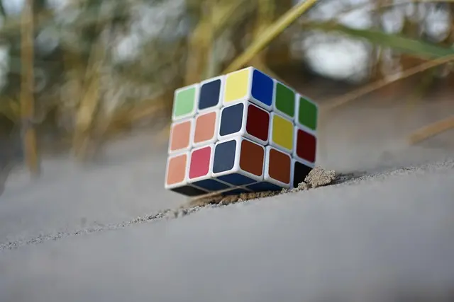 Comment décomposer un Rubik's Cube pour mieux apprendre