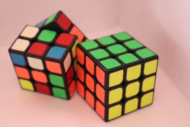 Comment apprendre à résoudre un Rubik's Cube en 5 étapes clés