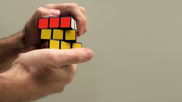 Comment aborder la résolution du Rubik's Cube pour débutants