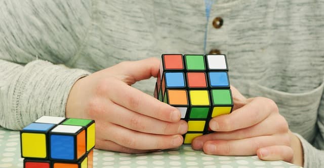 Guide pratique pour apprendre le Rubik's Cube facilement