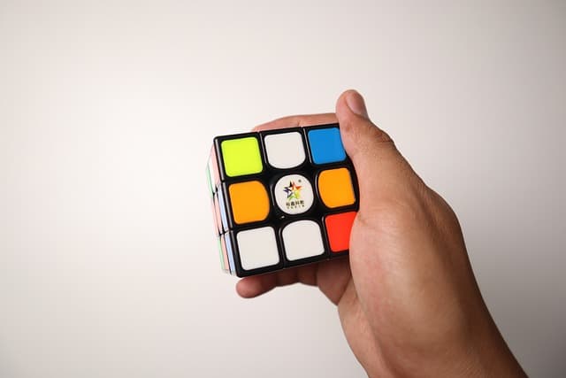 Comment progresser avec le Rubik's Cube : 5 techniques essentielles